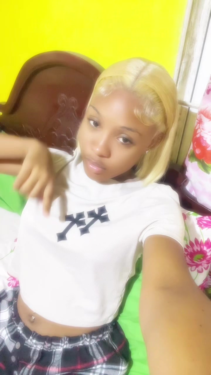 @niaabaee__