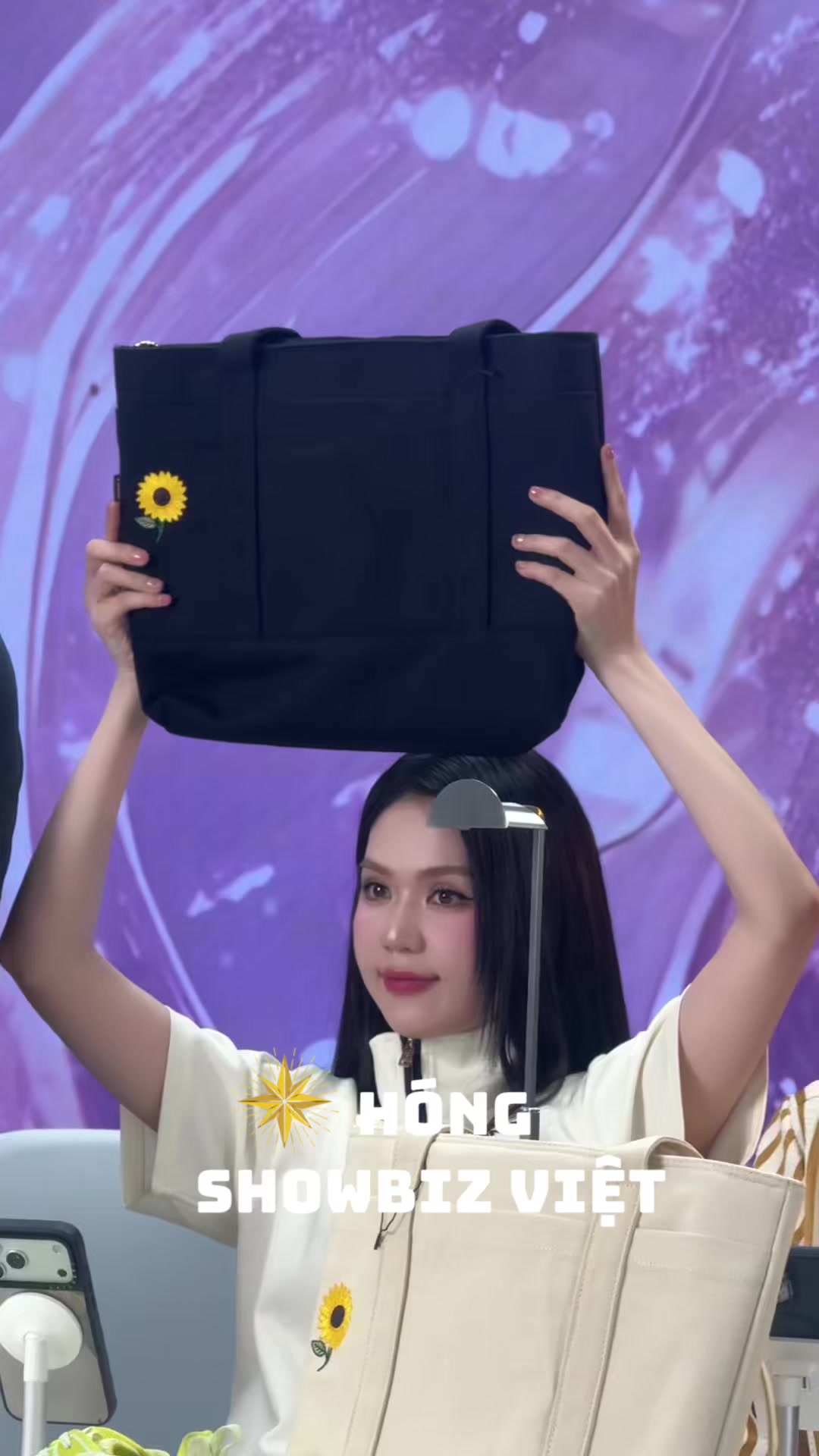 @H&oacute;ng Showbiz Việt