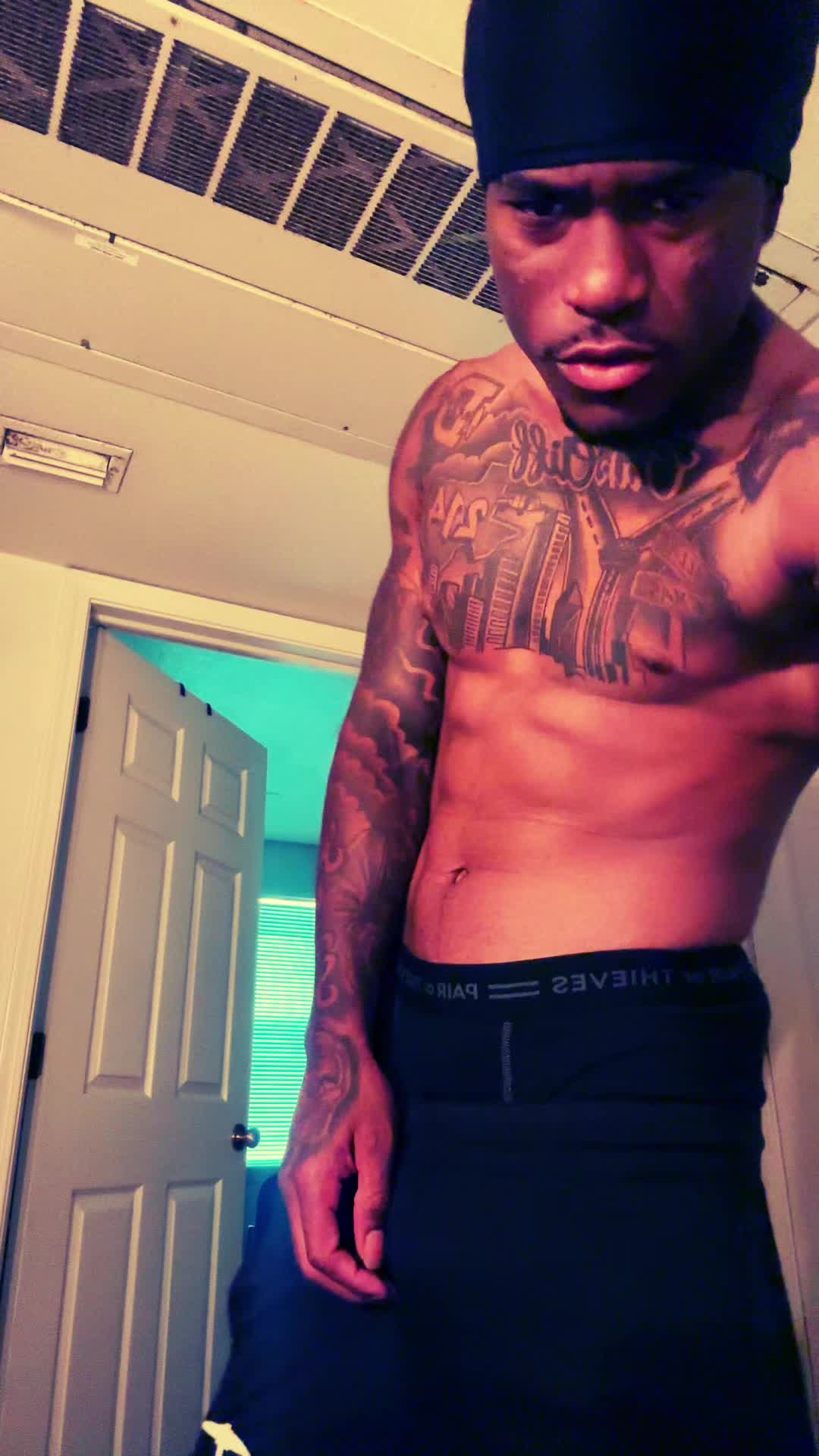 @Laarayy