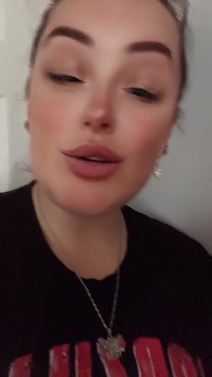 @JustASmallTownGirl🩷💜