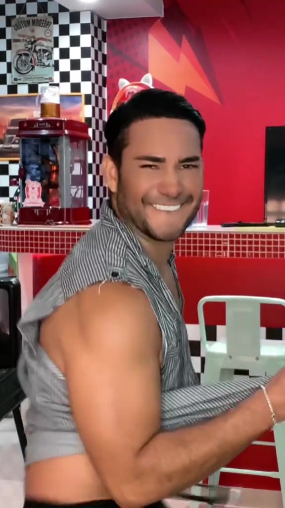 @Elchicodelasonrisa😊