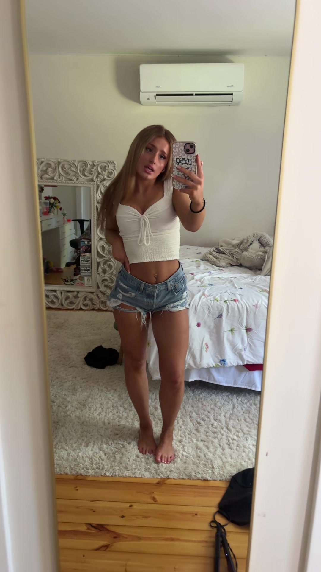 @miaelovecky
