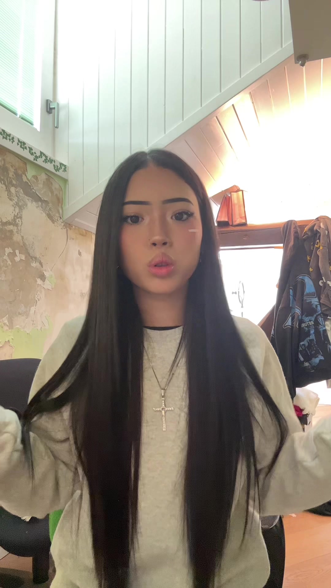 @𝘓𝘢𝘳𝘢 💕