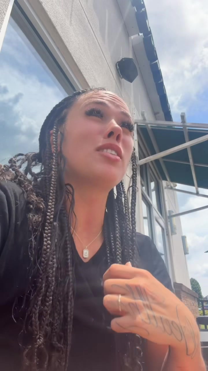 @wealthylauren_