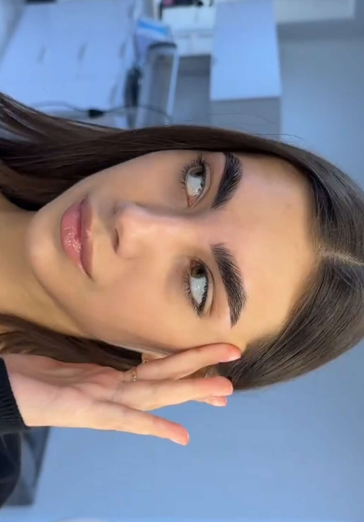@elinabrows