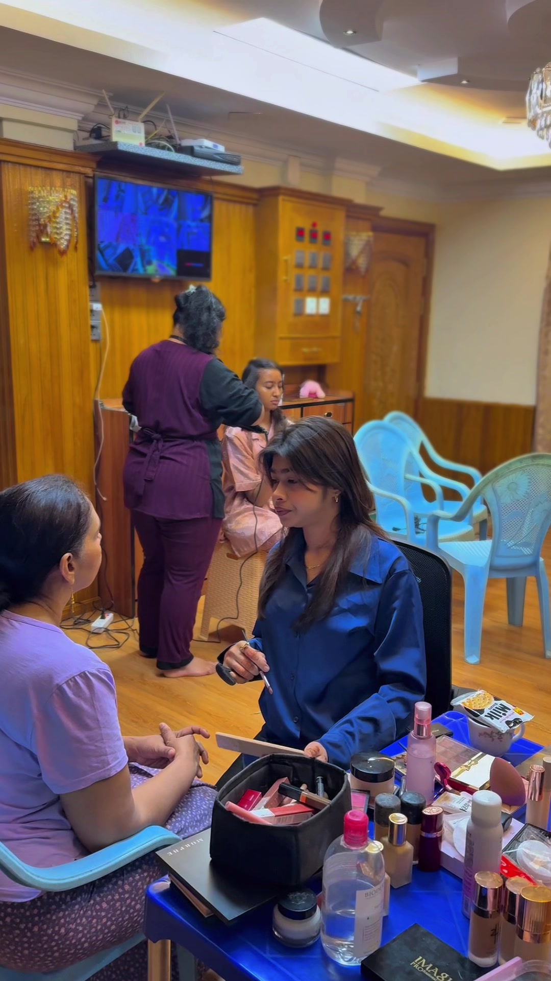 @𝑷𝑨𝑹𝑰🦋(Makeup Artist)