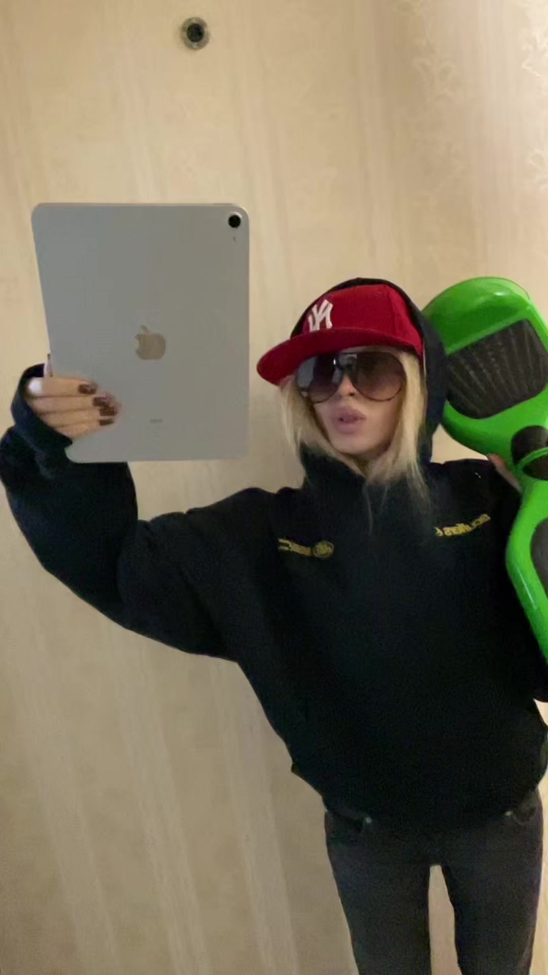 @lizzitak