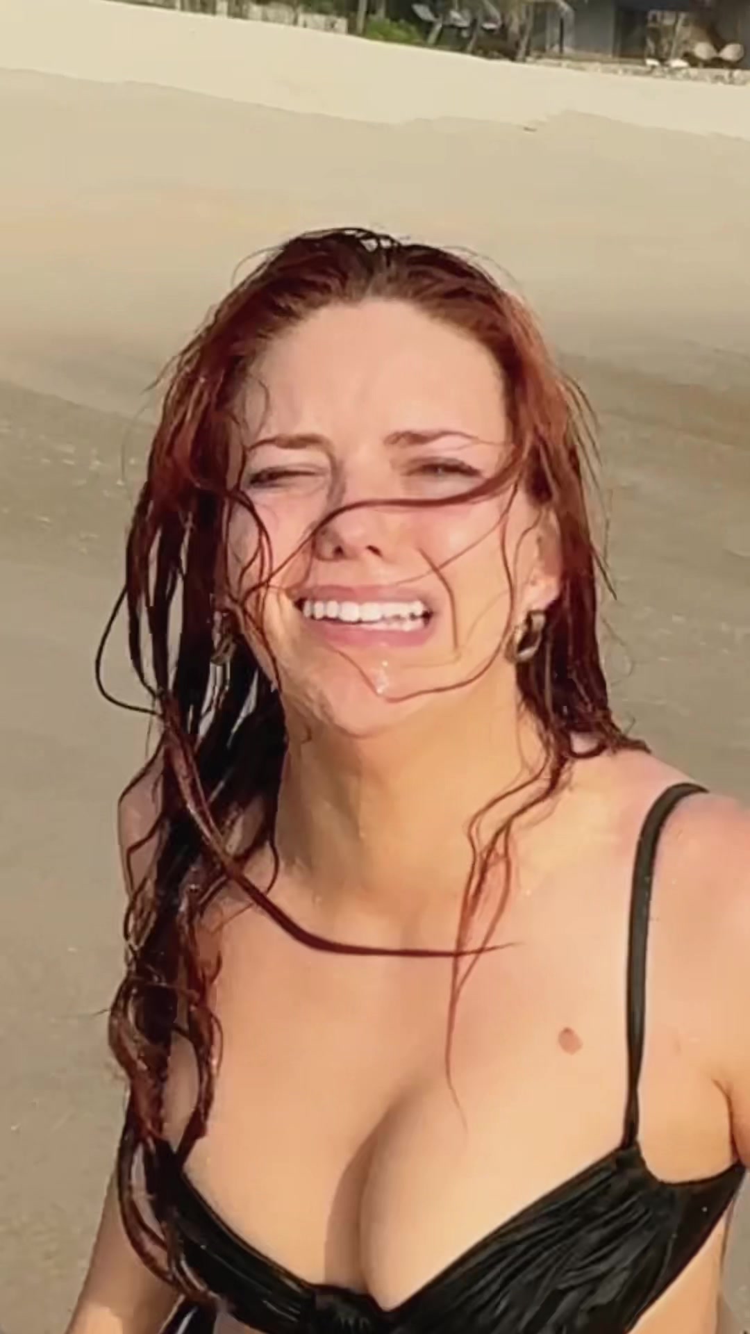 @sarahwinesalot