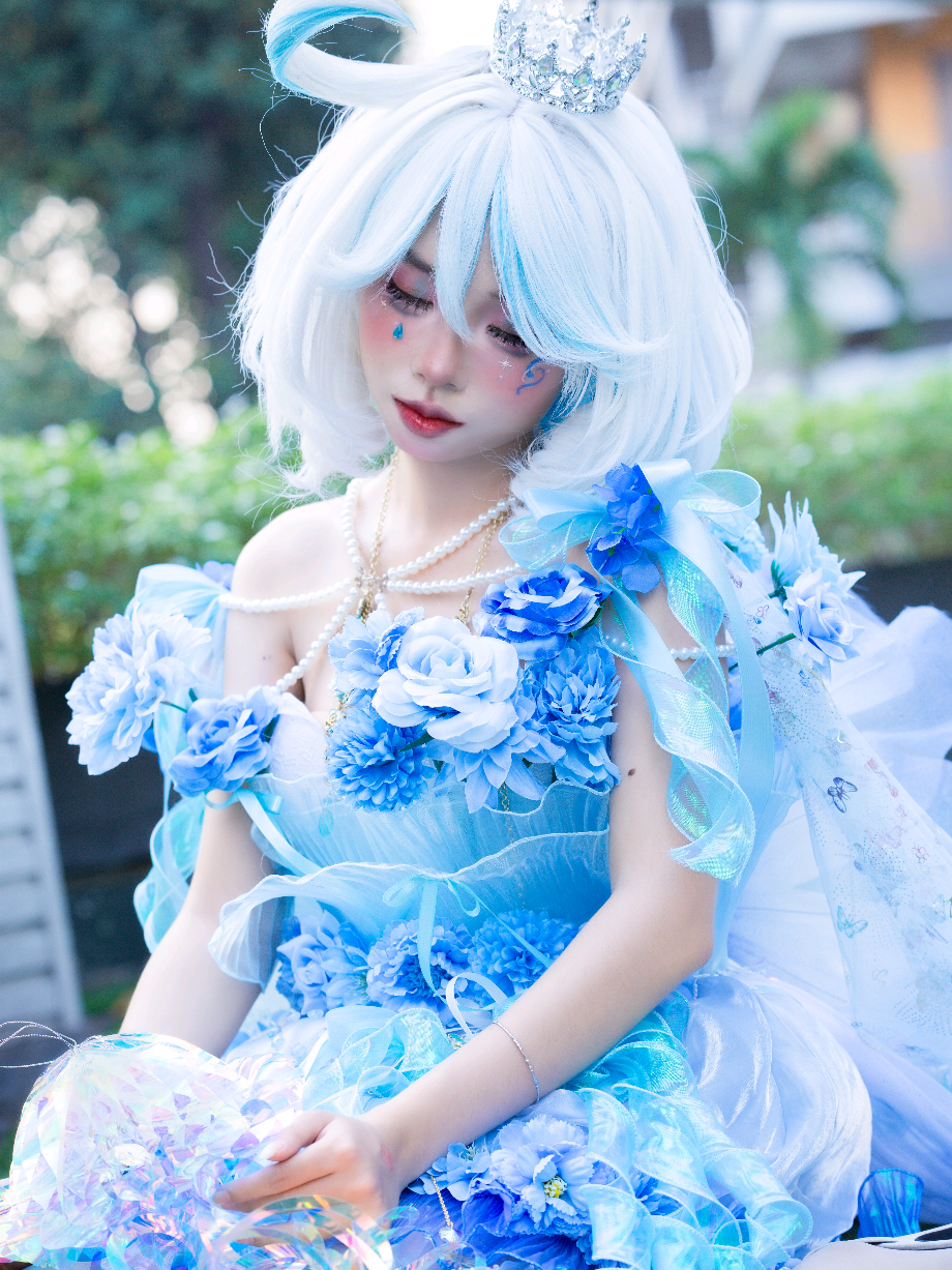 @m&egrave;o nhỏ &ocirc;m cuộn len
