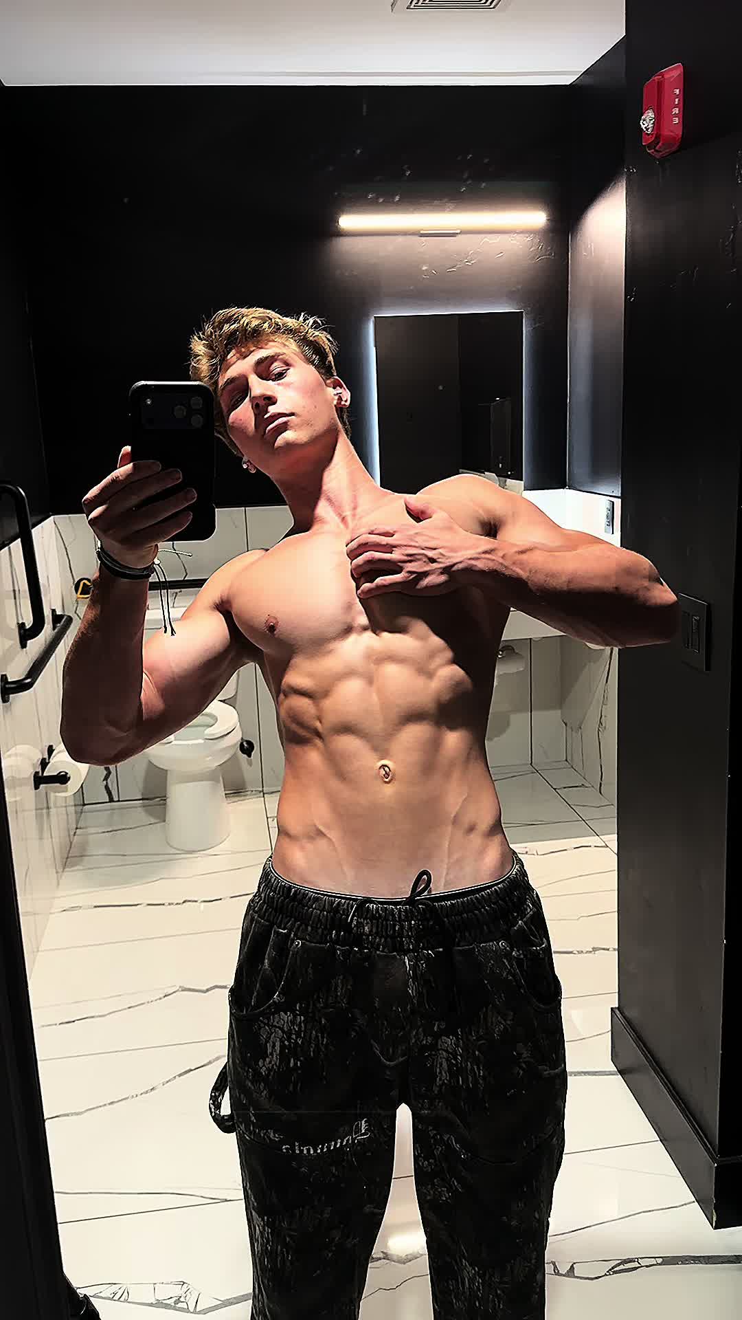 @Aiden W 🐺