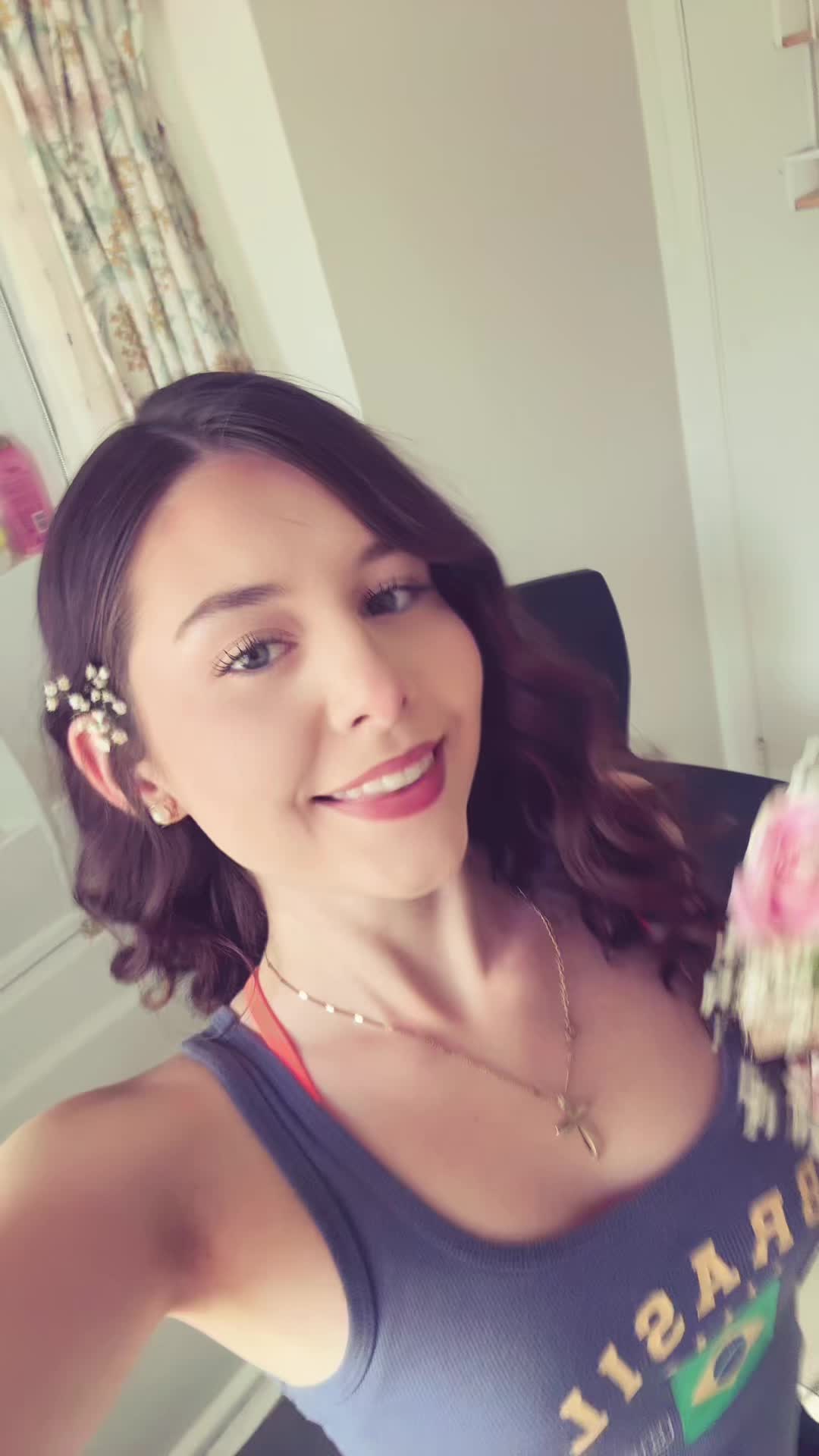 @•