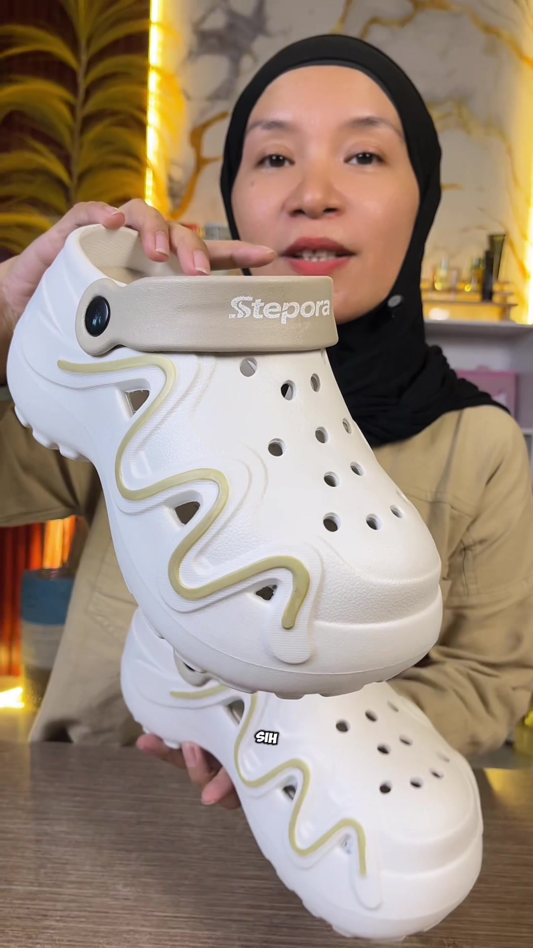 @LELI si paling TAS dan SANDAL