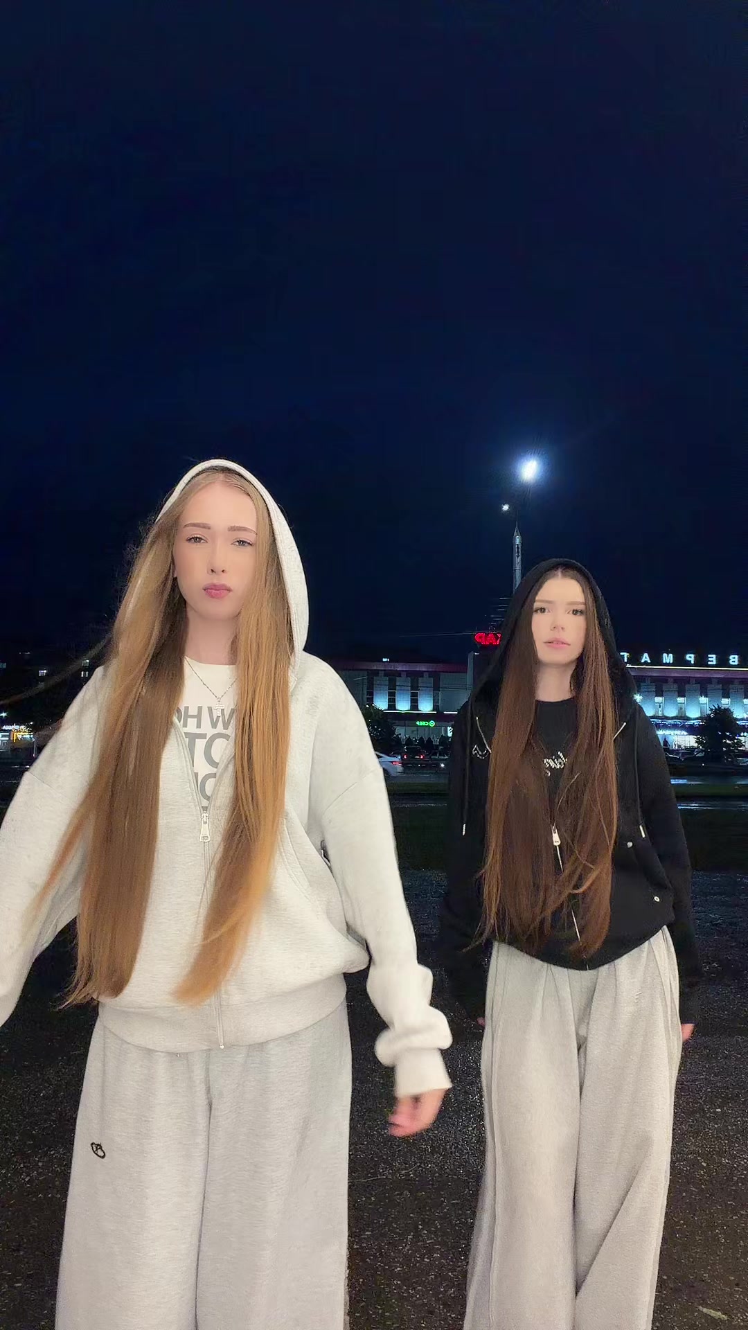 @👩🏼👩🏽