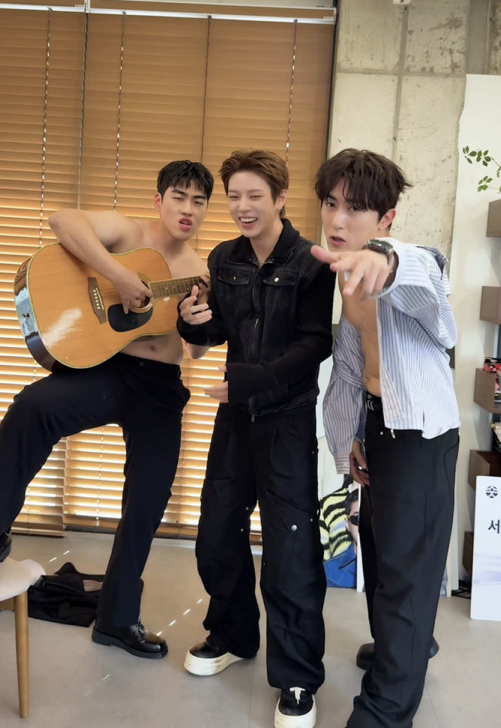 @NOWZ·나우즈