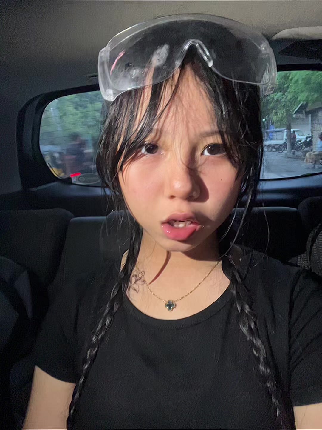 @~