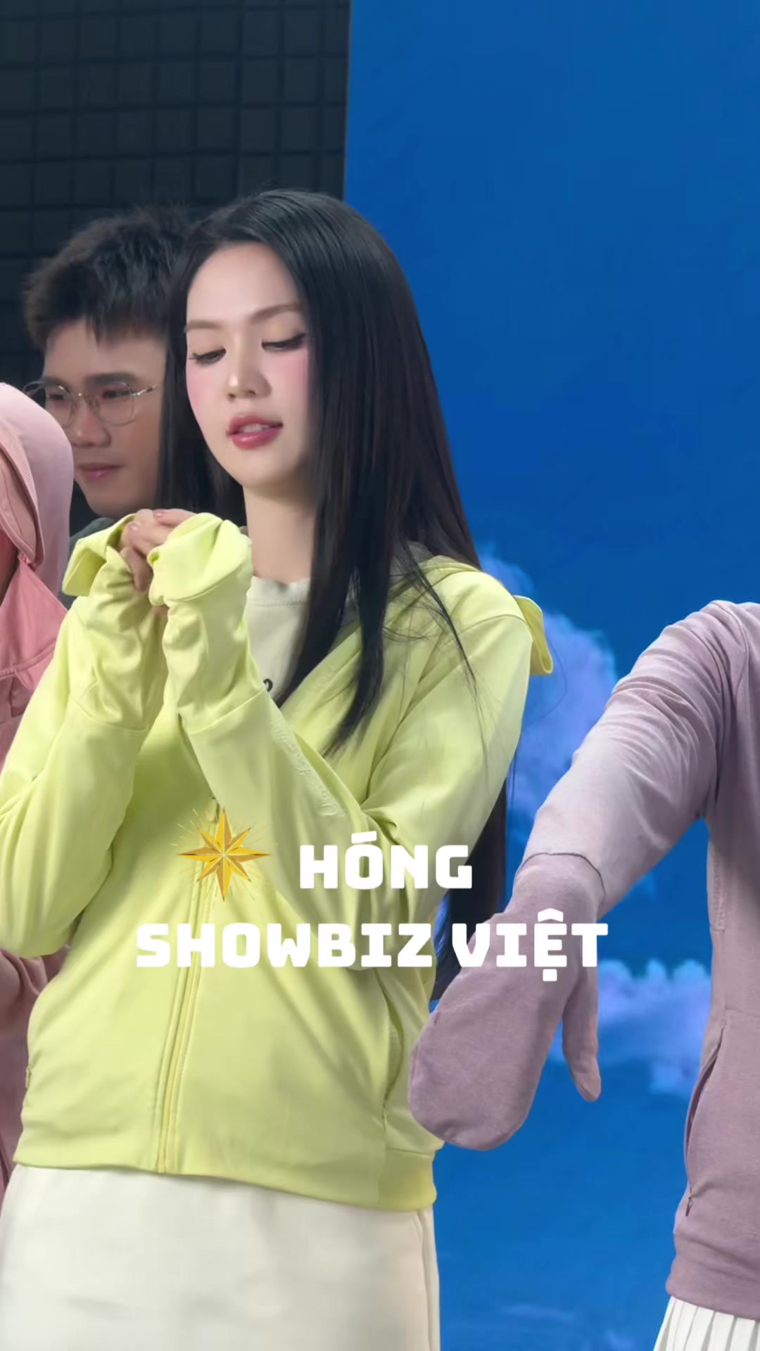 @H&oacute;ng Showbiz Việt