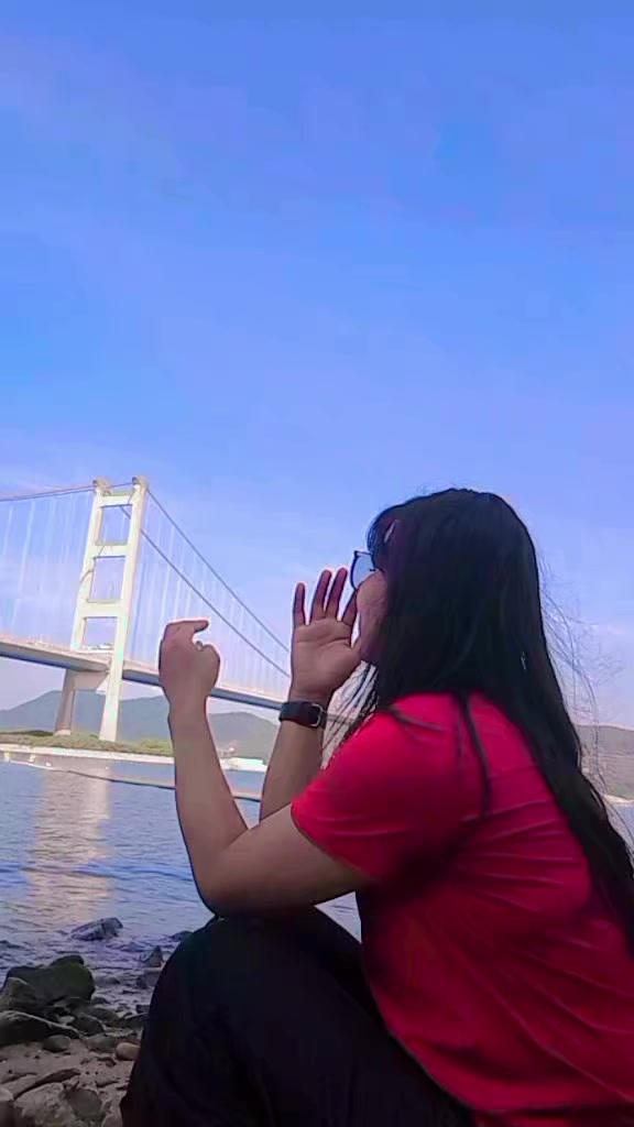 @Lela_