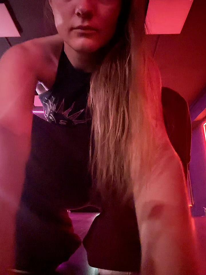 @VIKA🇦🇪🐱