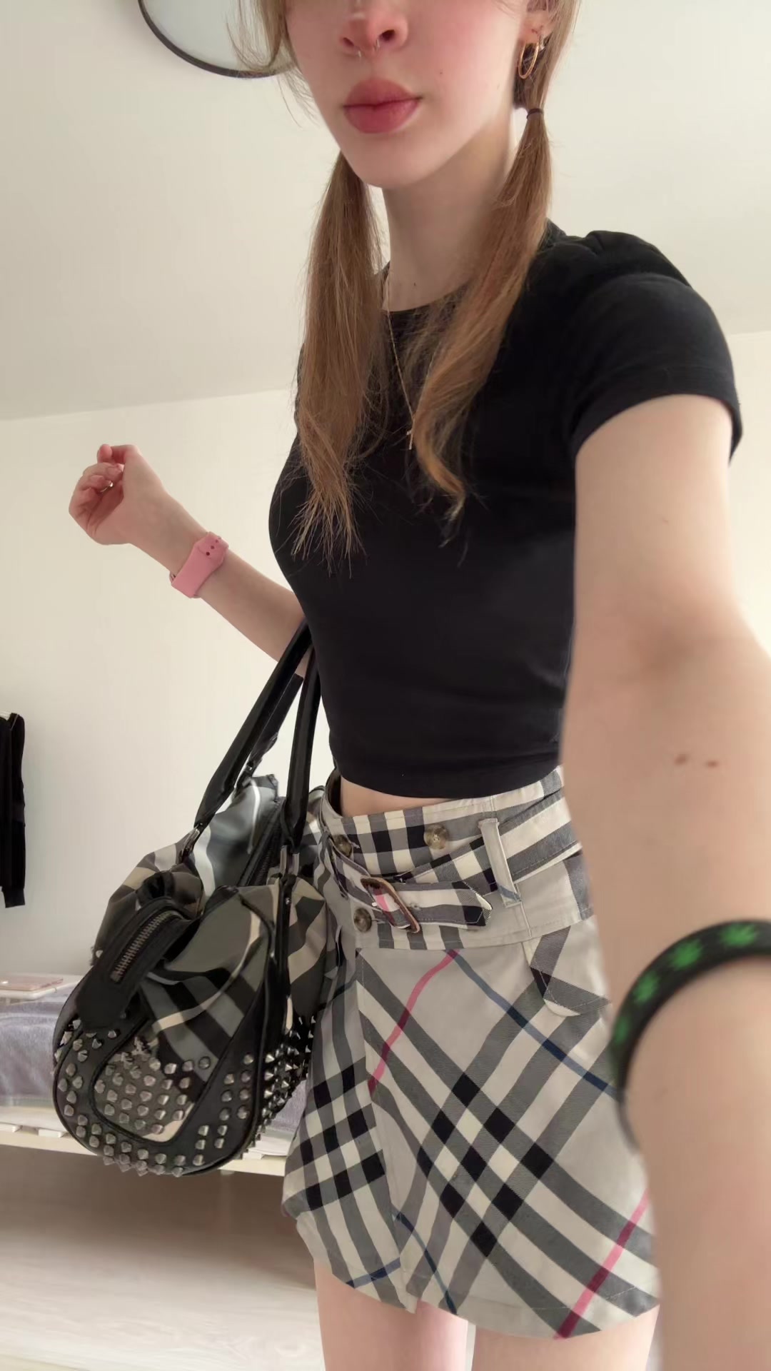@>_*