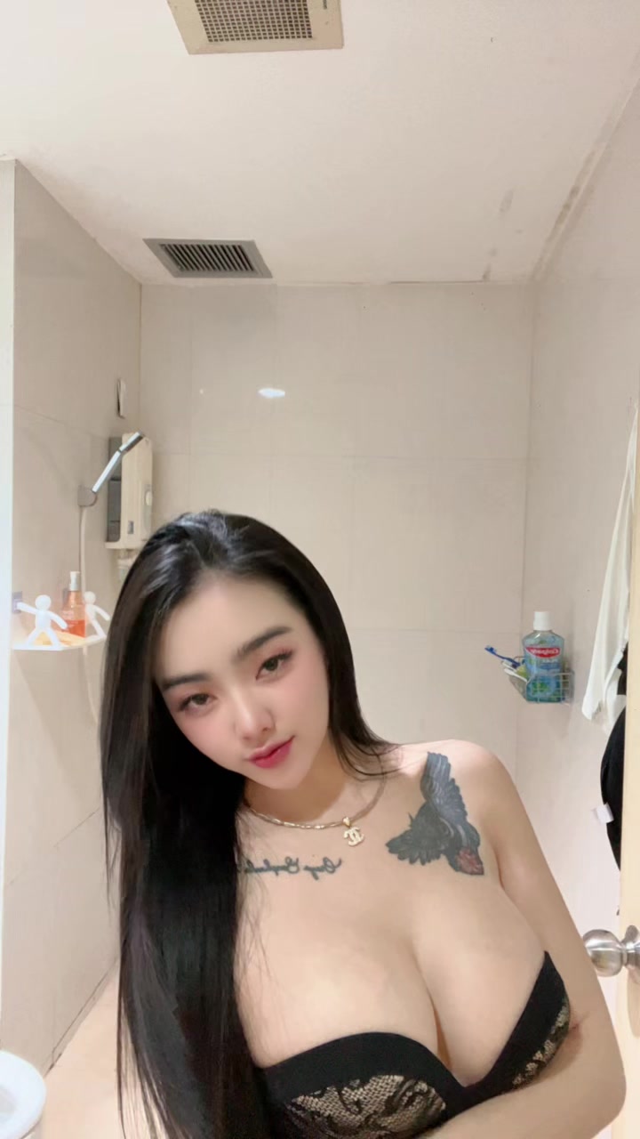 @Praewwee
