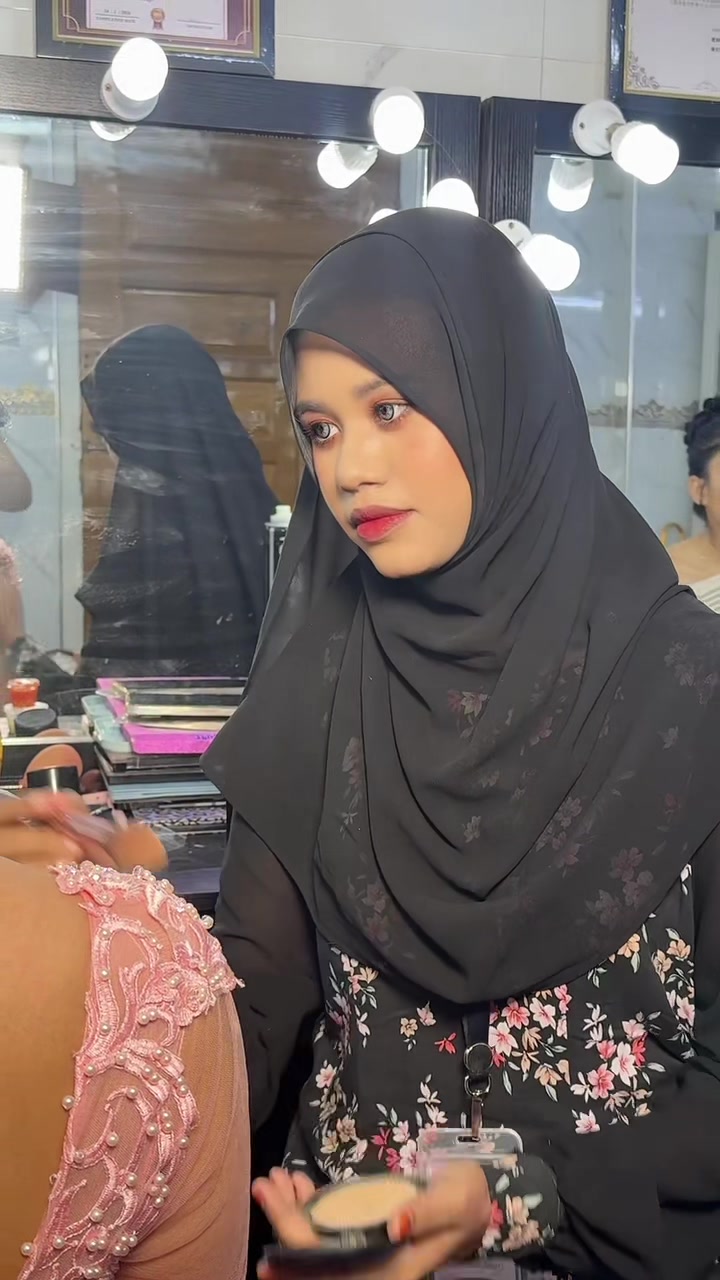@𝑷𝑨𝑹𝑰🦋(Makeup Artist)