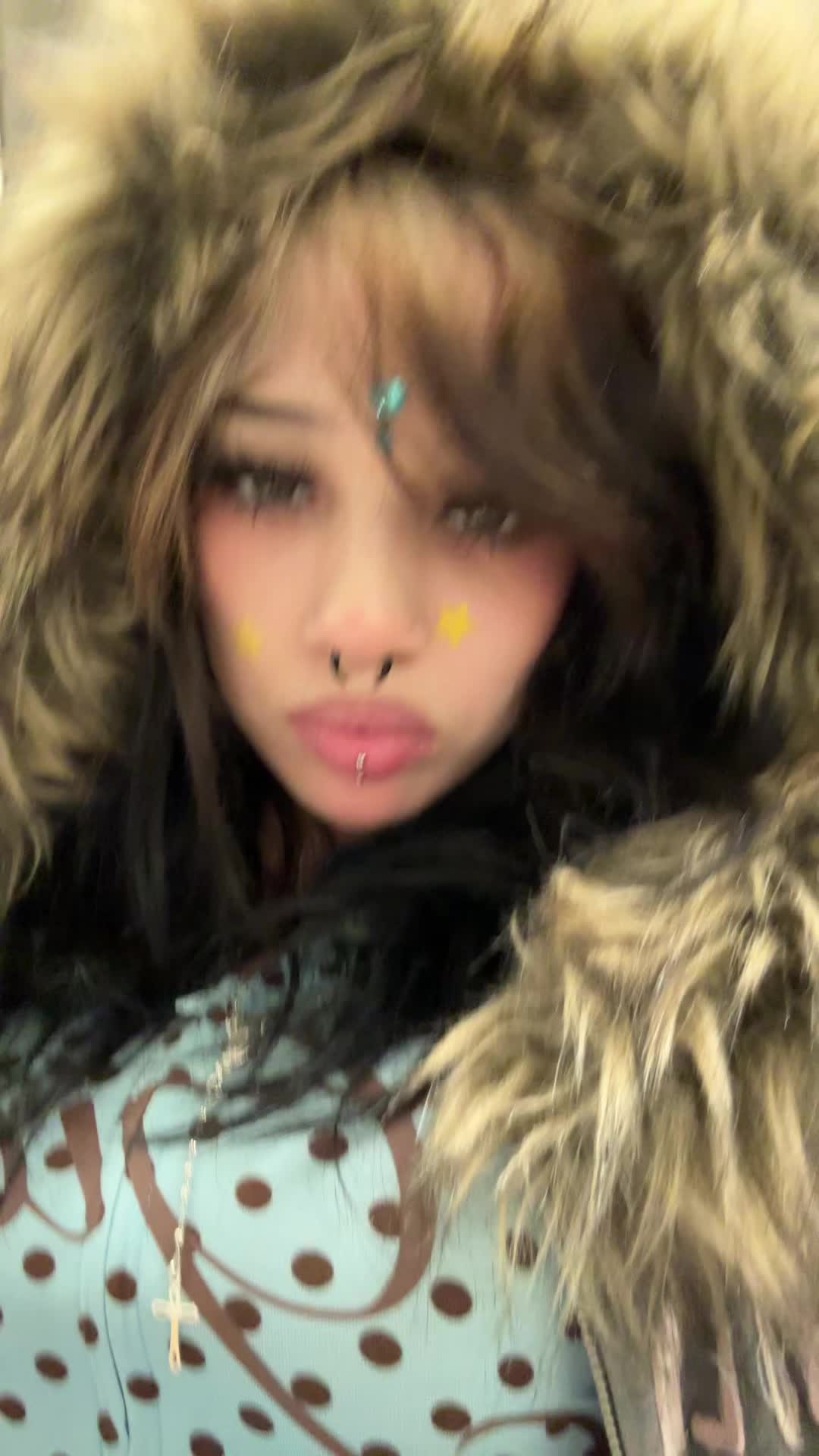 @>⩊<