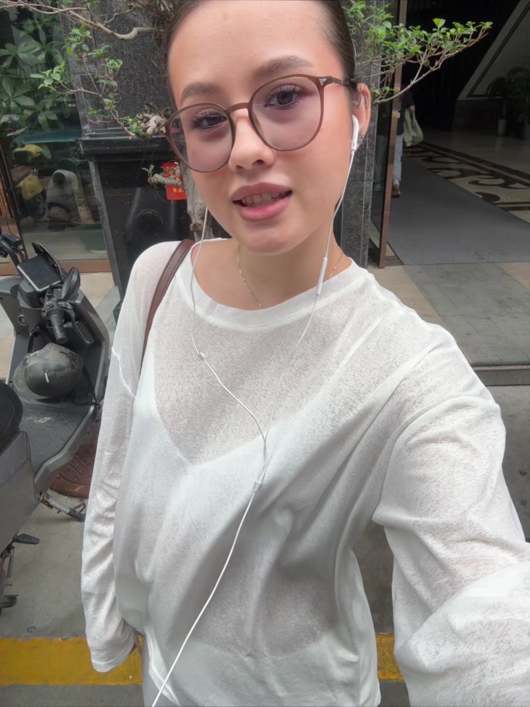 @•
