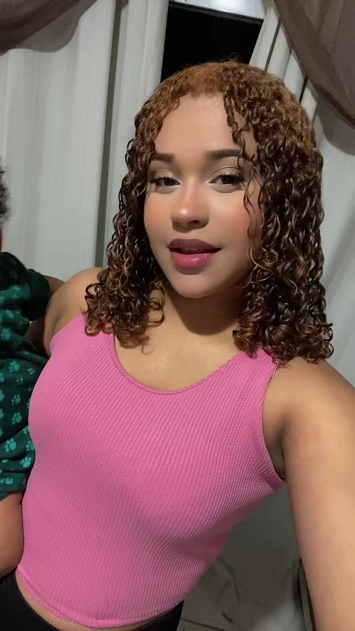 @carolainevitoria