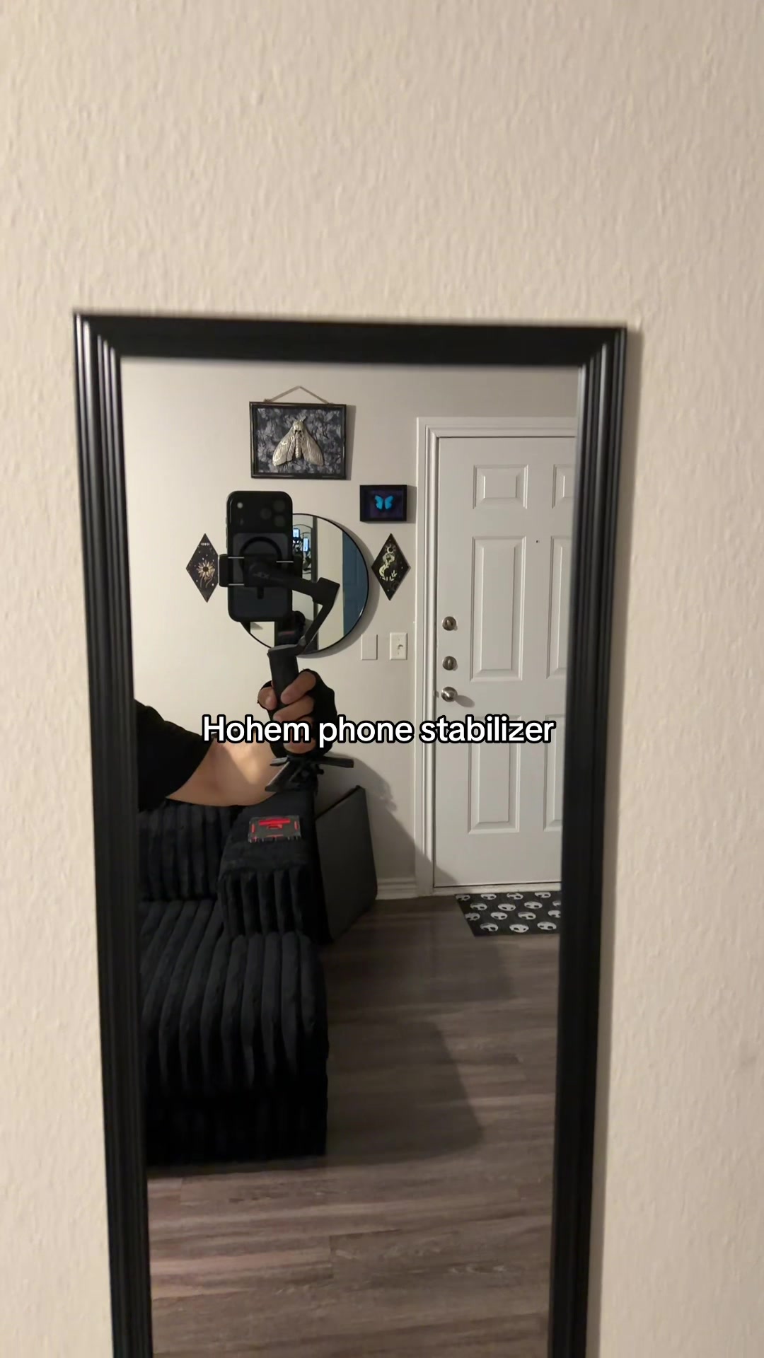 @•<_•