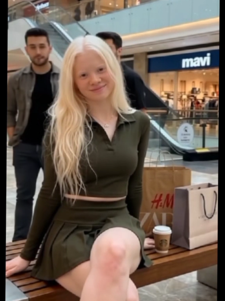 @Elisa23