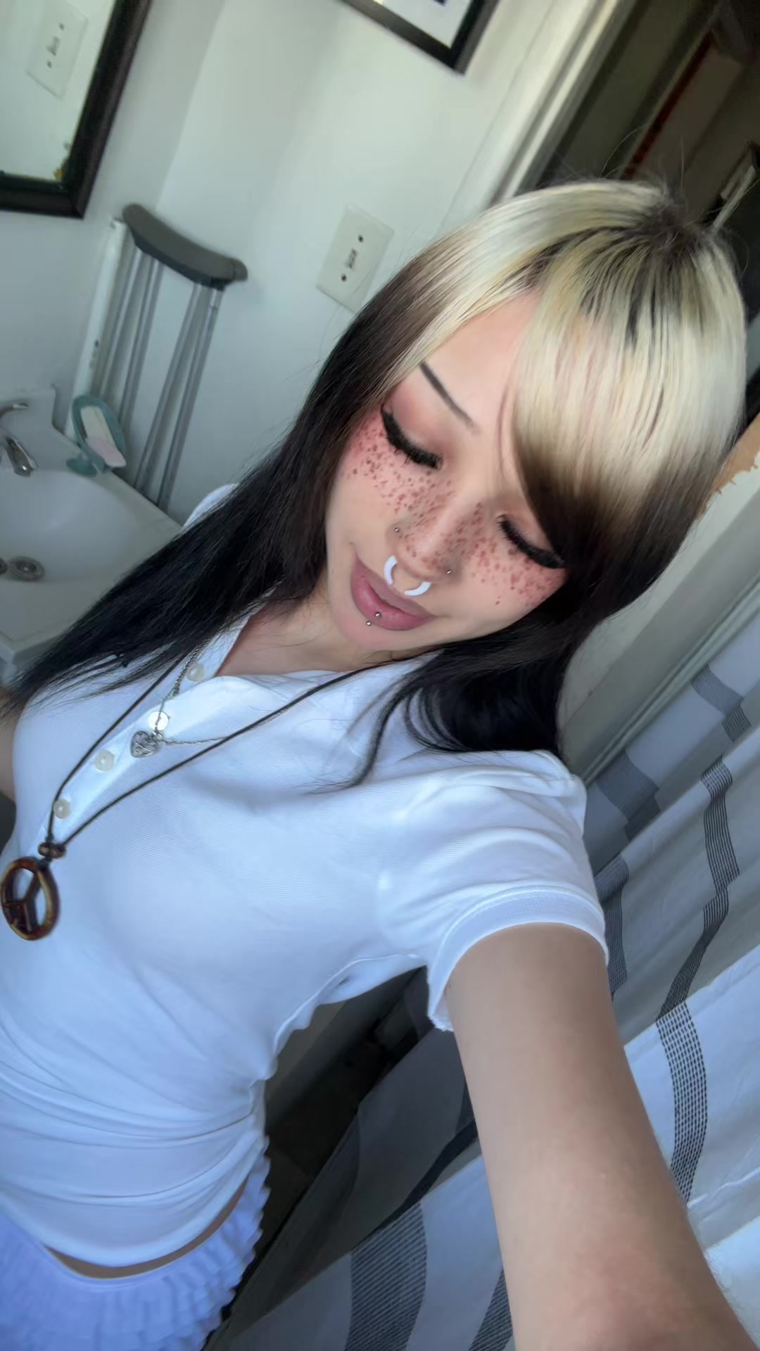 @>⩊<