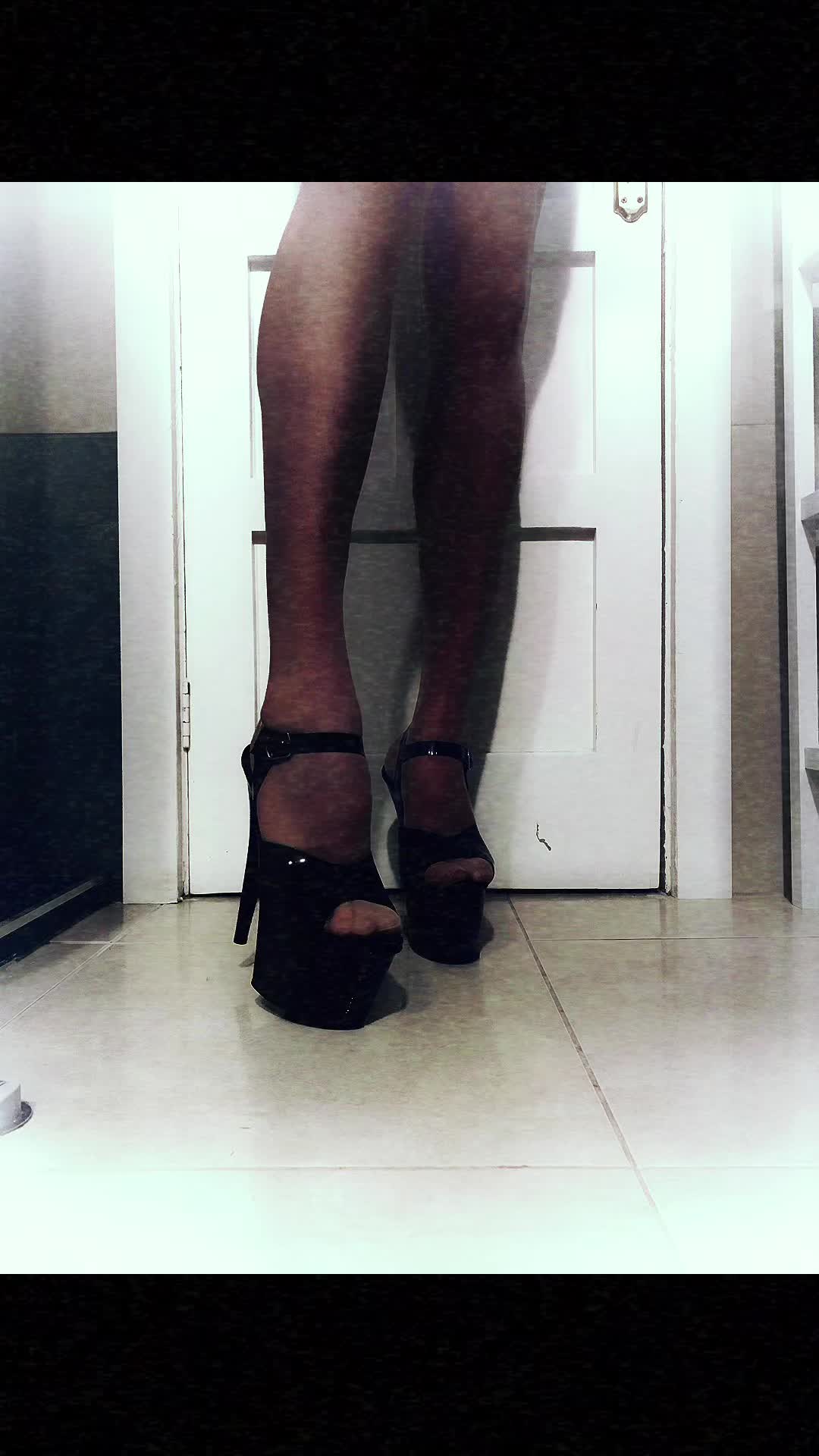 @Christina_Heaven 👠🖤
