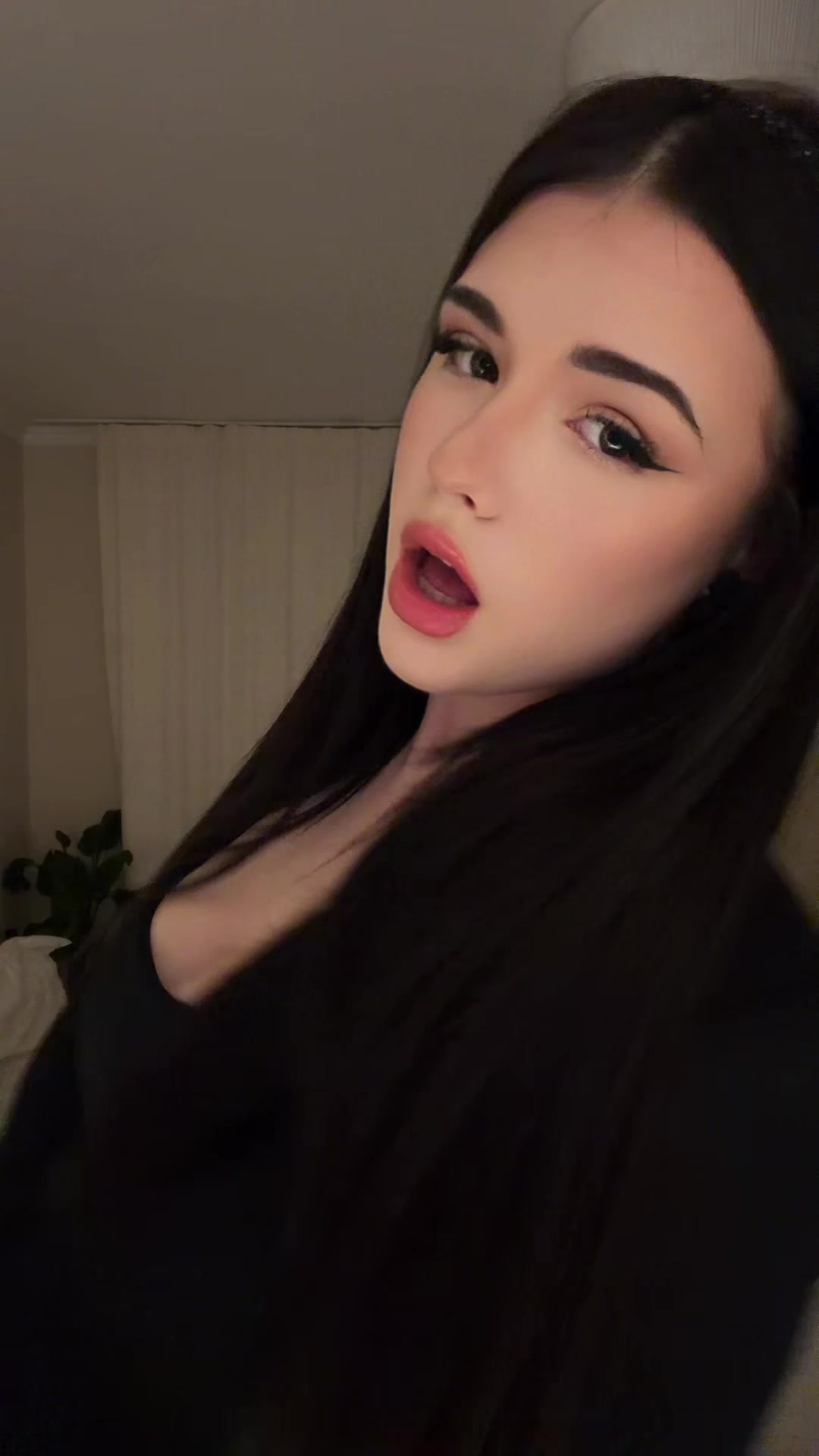 @𝐄𝐦𝐦𝐚