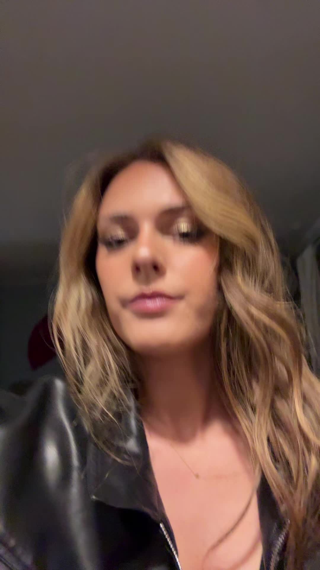 @🧍🏼&zwj;♀️