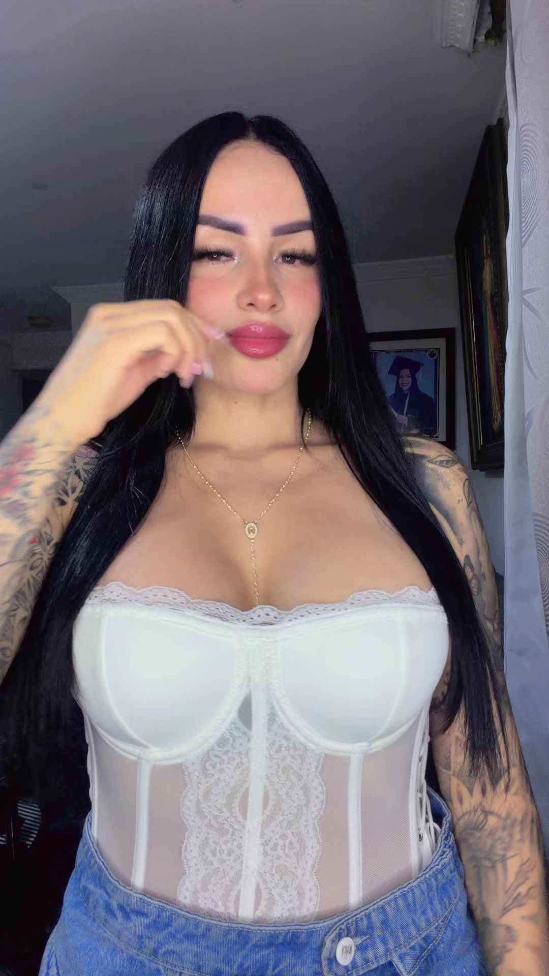 @Alexandra Santafe 👑te sigue