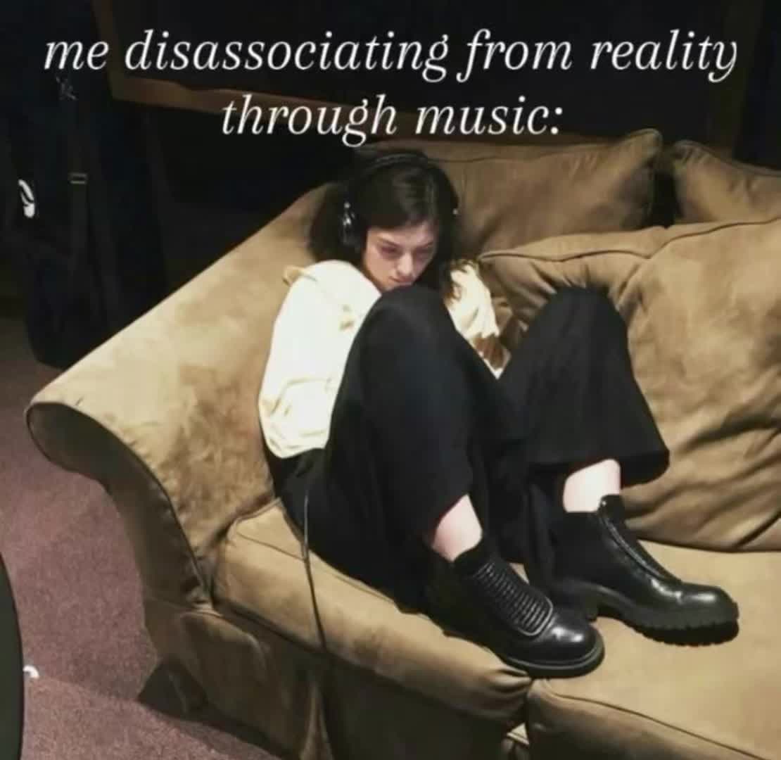 @✧༺🎷𝔠𝔥𝔩𝔬𝔢🦇༻✧