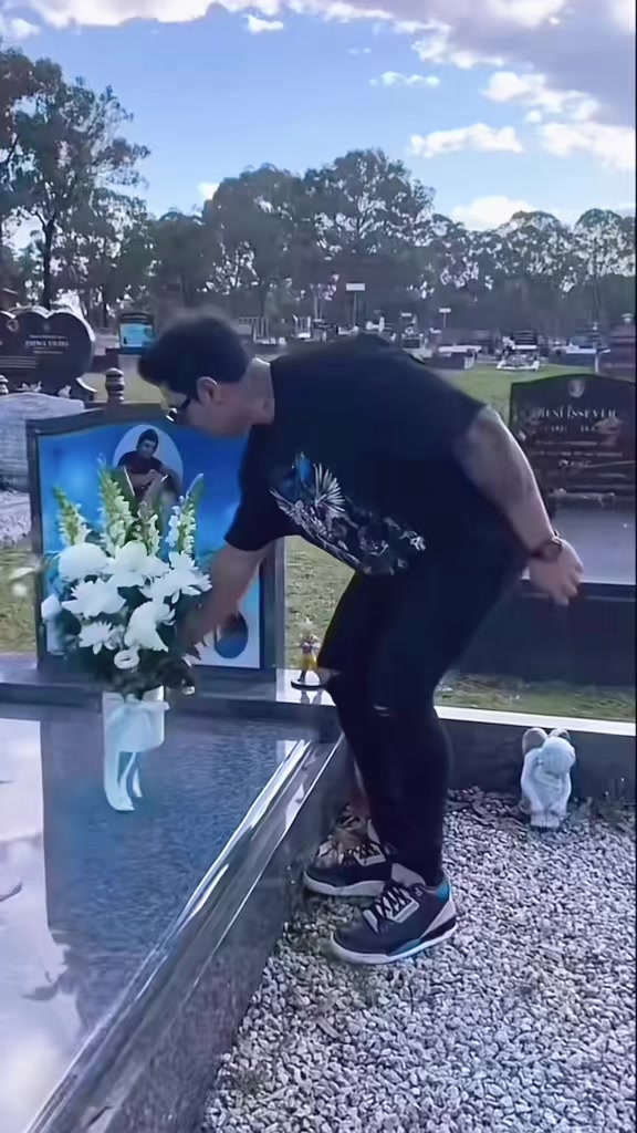 @Zyzz 🇰🇭