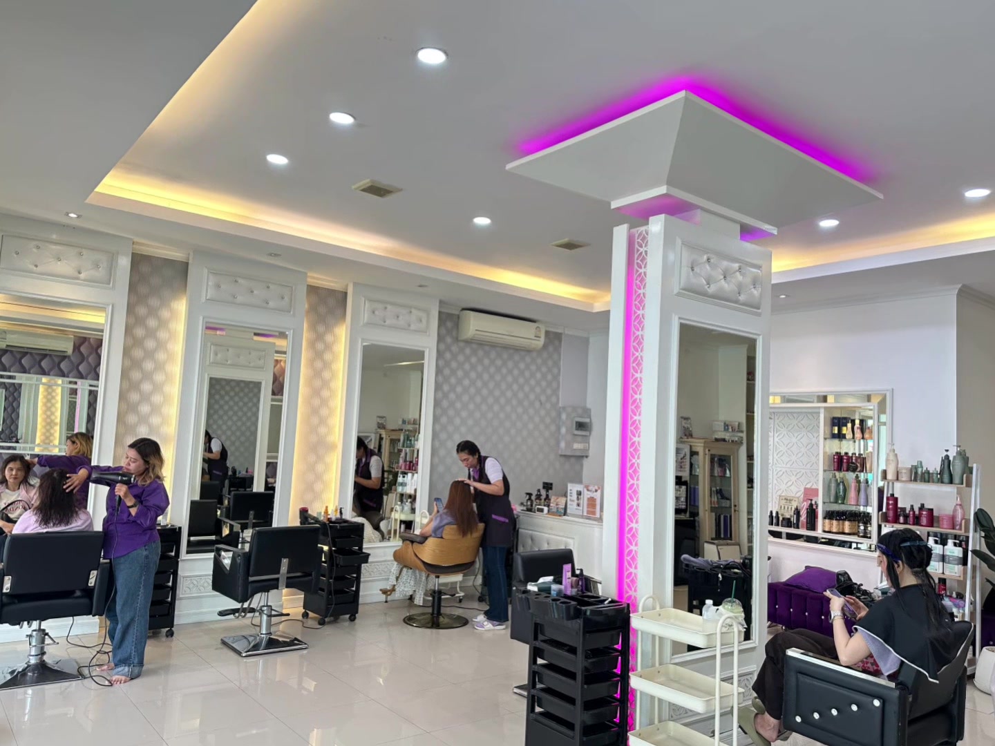 @PIMPLOY Salon