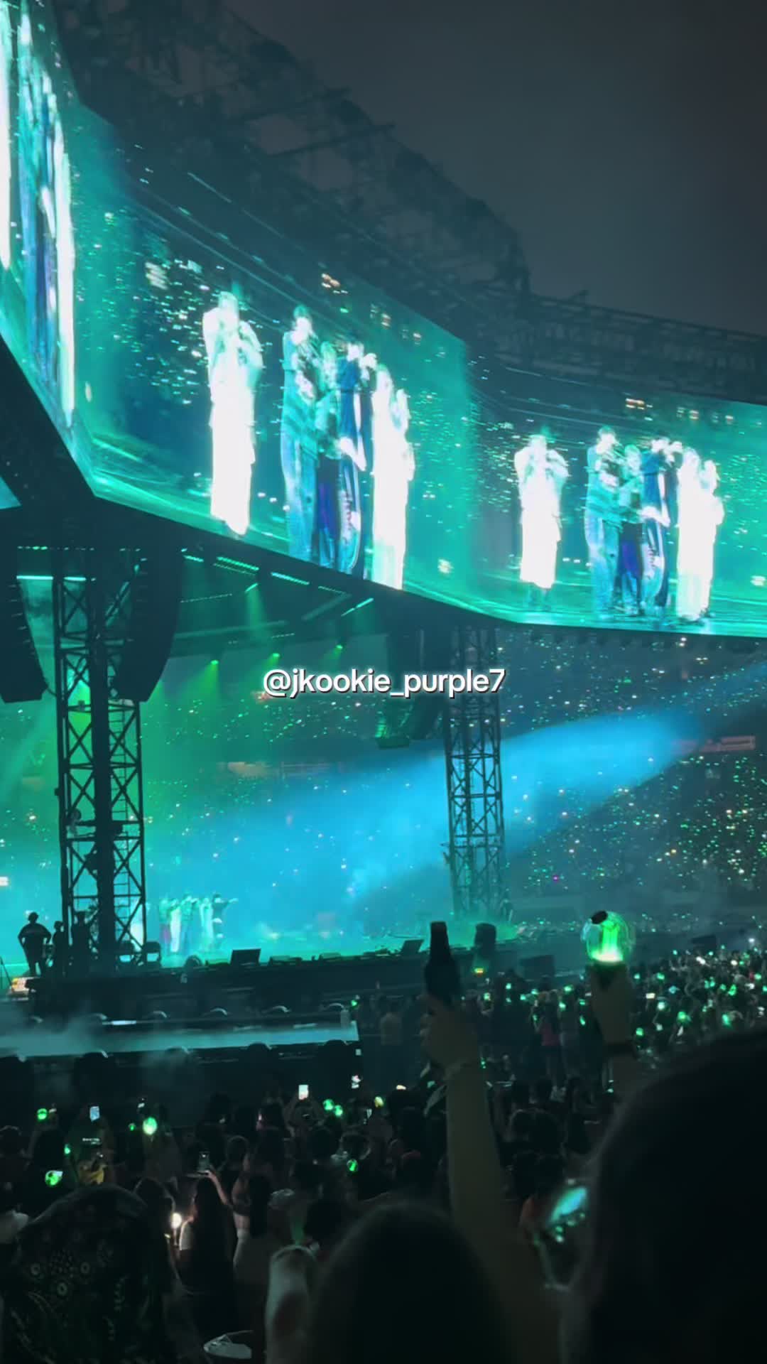 @moonchild⁷ i hi5 Jin😭💜