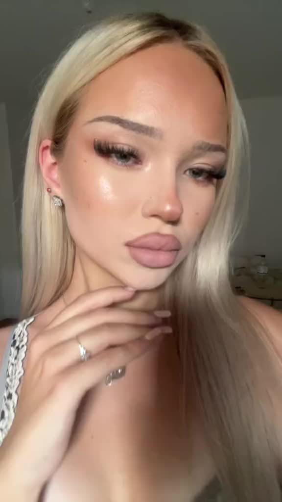 @аня