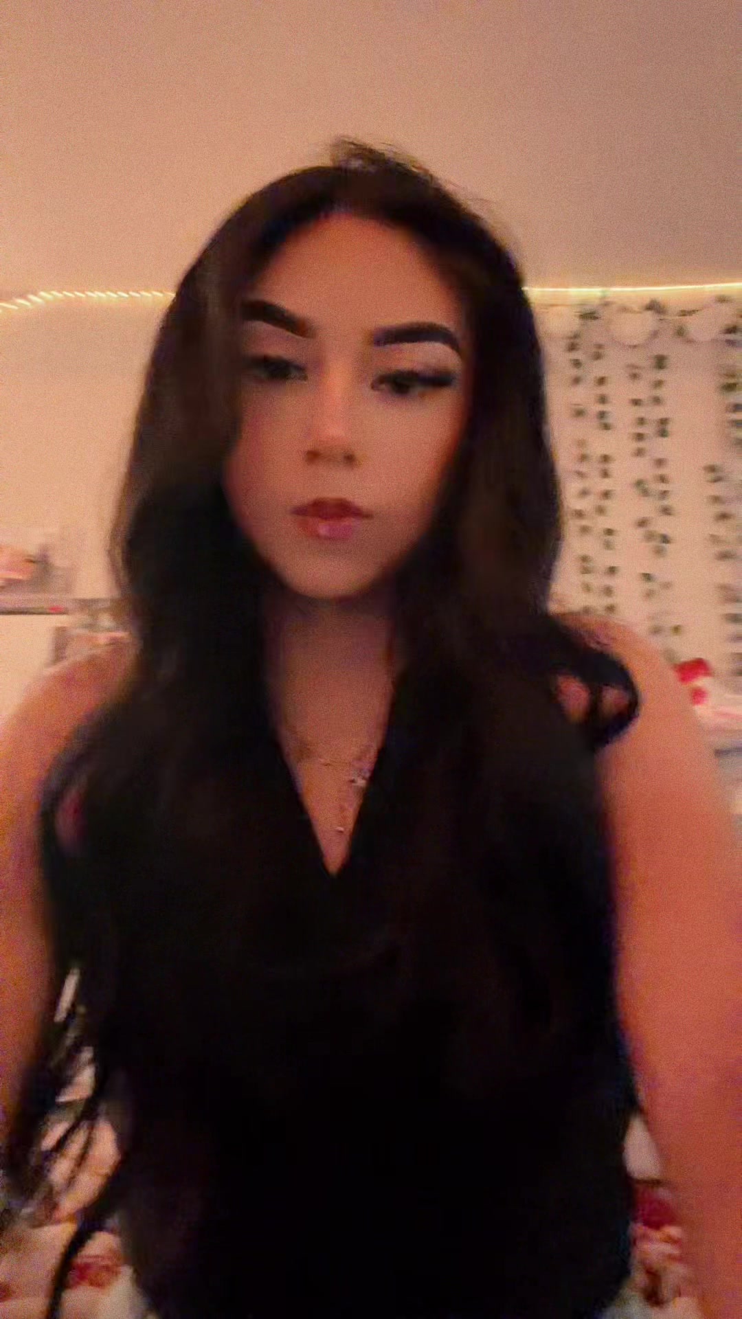 @Vaniafloresシ