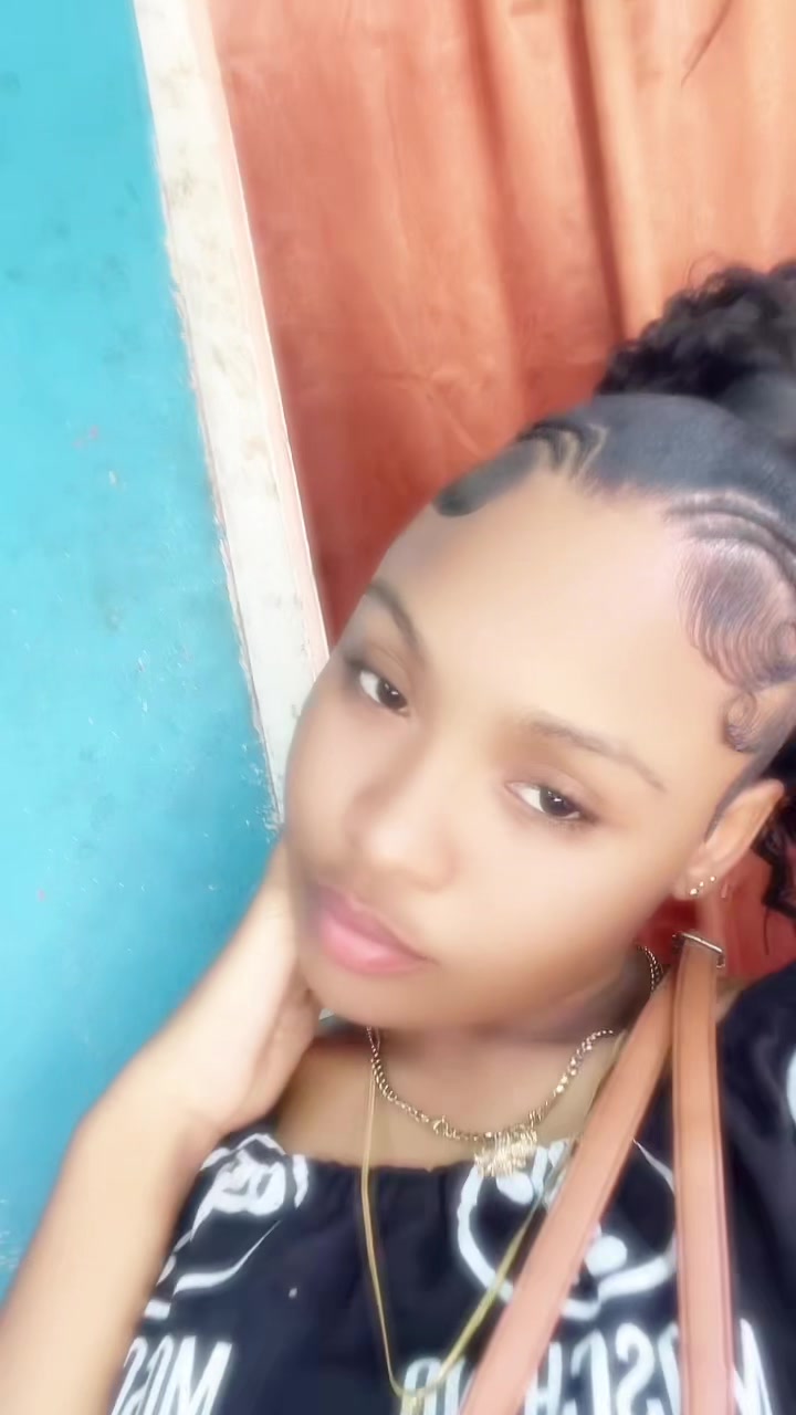 @niaabaee__