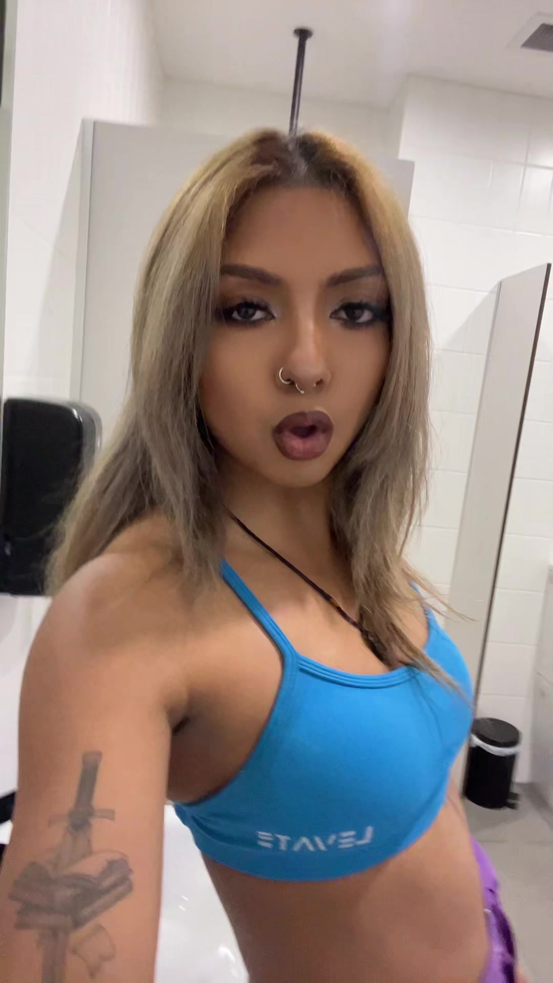 @4y4n1w