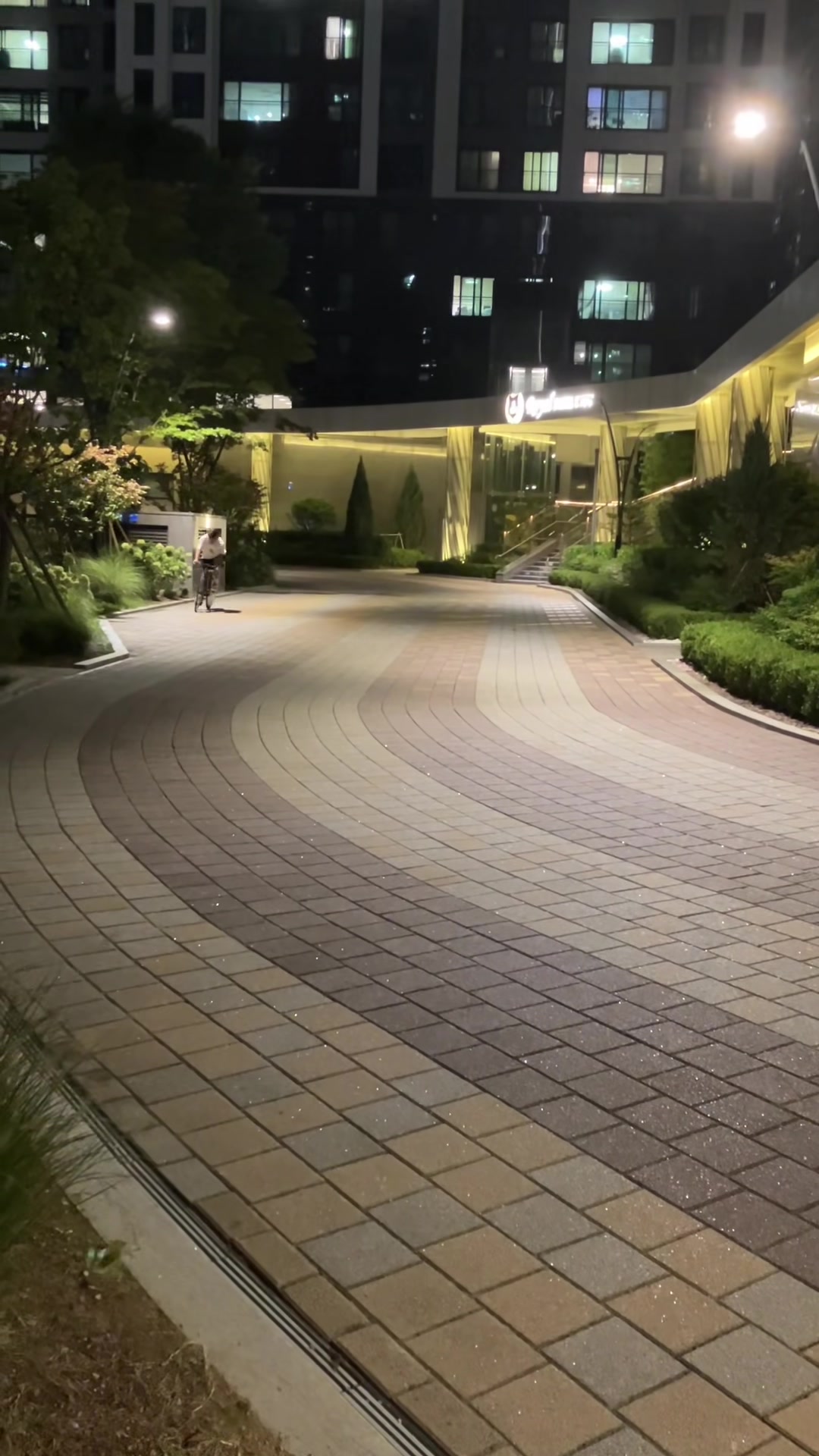 @真夜中の賑やかな人混みの中で