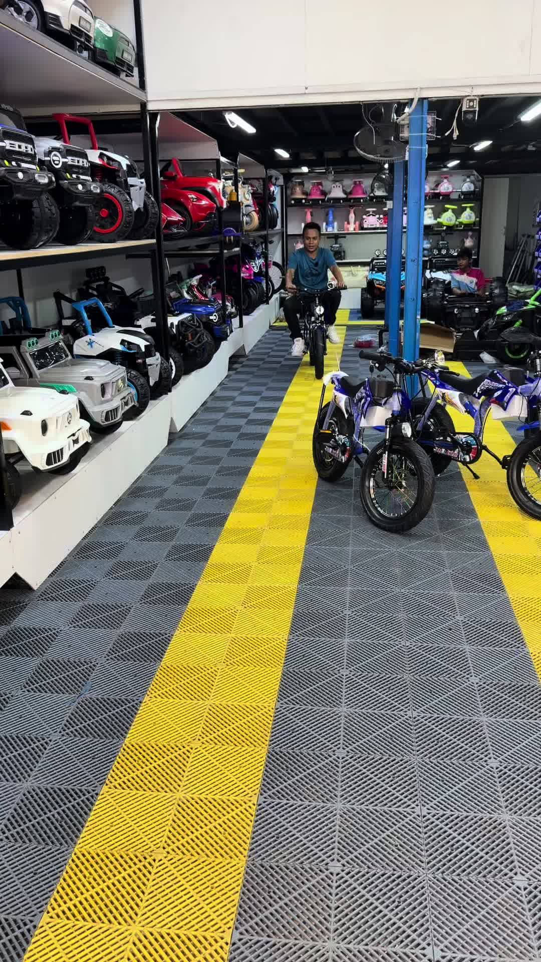@Baby Point Kids Car Showroom