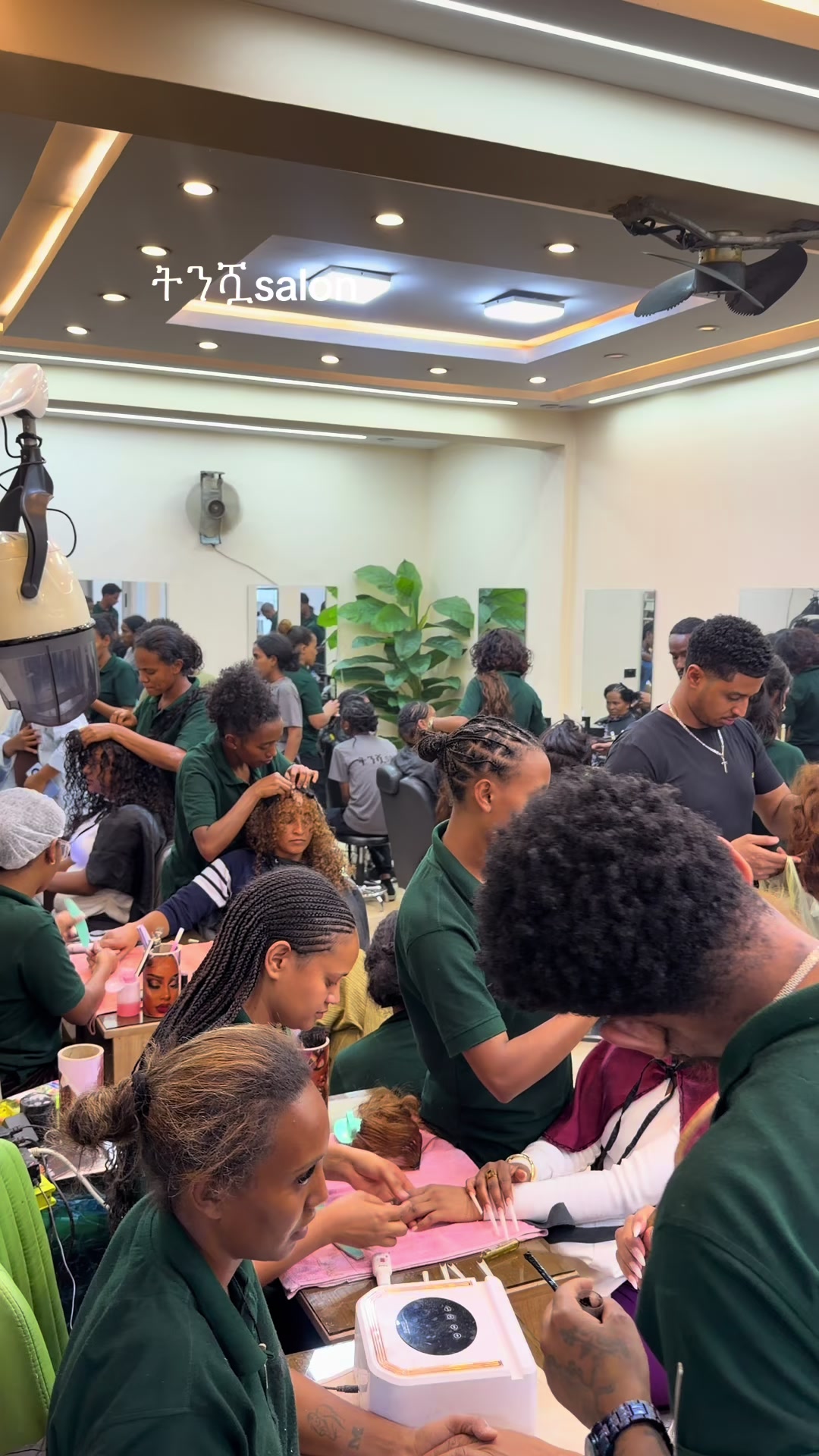 @Tommysimple-make up ትንሿ salon