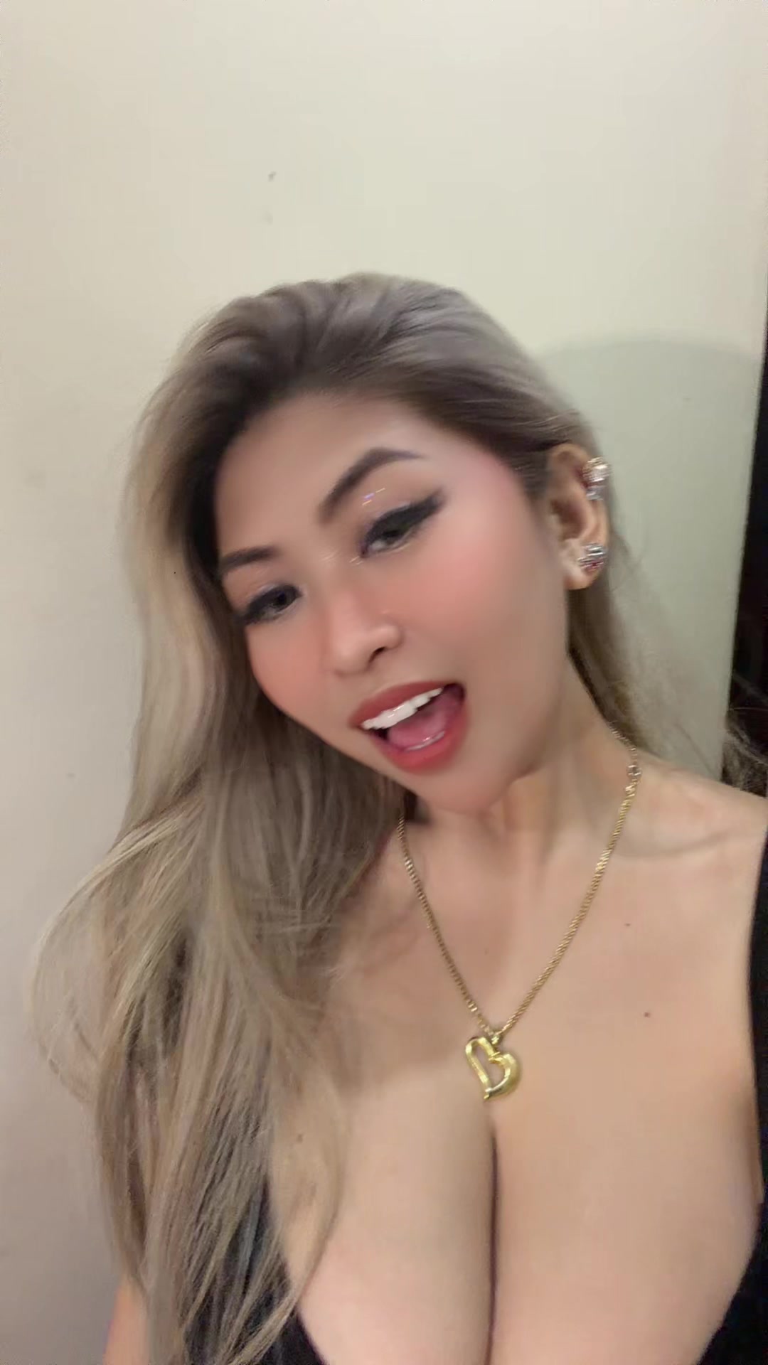 @RoxxieA