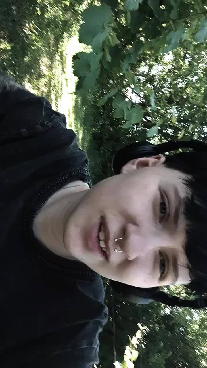 @🍞🖤🏳️⚧️asher🏳️🌈🎸🧟♂️