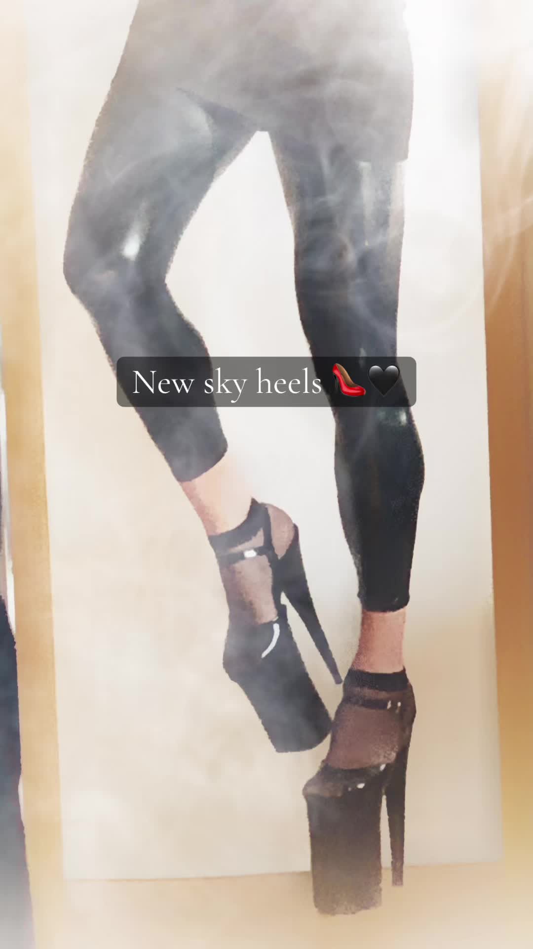 @Christina_Heaven 👠🖤