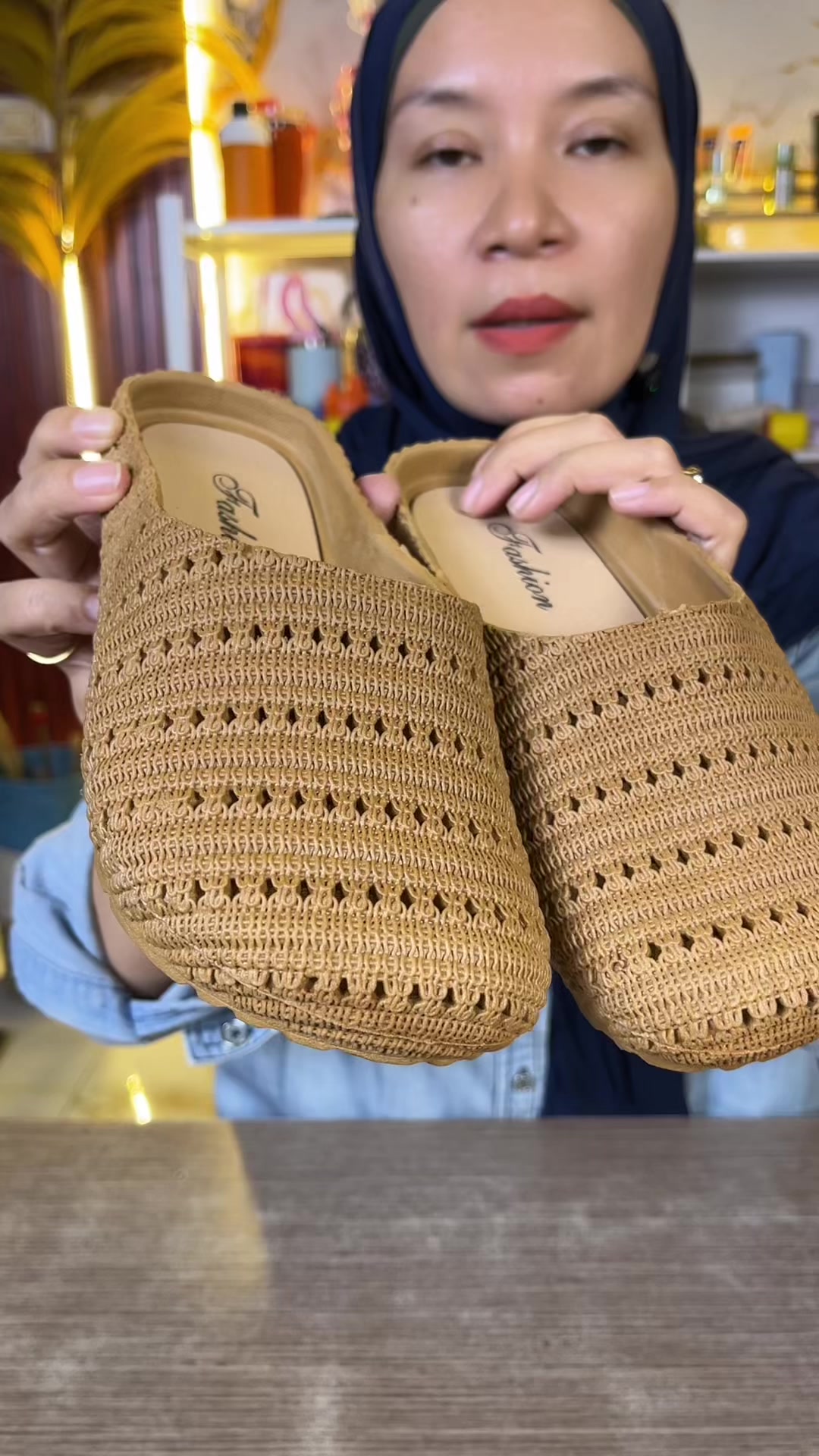 @LELI si paling TAS dan SANDAL